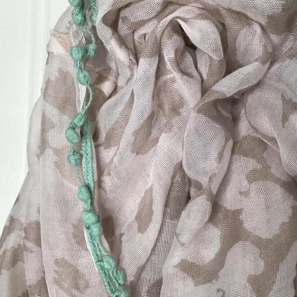Vera Neumann American boho neutral print green Pom Pom scarf NWT